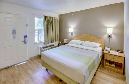Southbelt/Ellington Hotel | Budget-Friendly Stay at Studio 6 Houston with Kitchen & Breakfast