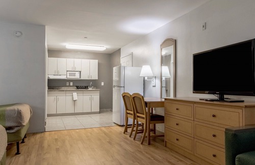 Lafayette Hotel | Budget-Friendly Studio 6 Lafayette with Pool & Breakfast