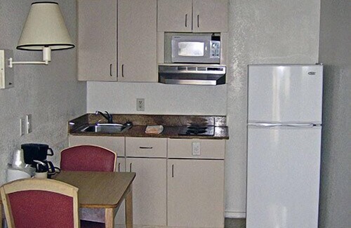 Lafayette Hotel | Budget-Friendly Studio 6 Lafayette with Pool & Breakfast