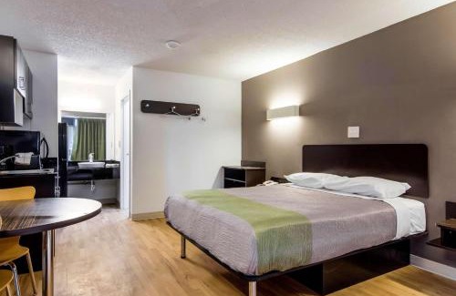 LaGrange Hotel | Pet-Friendly Studio 6 LaGrange with Pool & Family Amenities