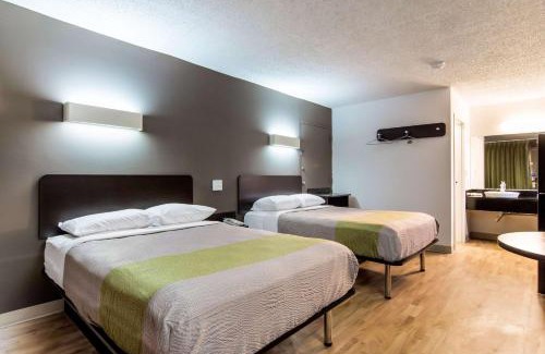 LaGrange Hotel | Pet-Friendly Studio 6 LaGrange with Pool & Family Amenities
