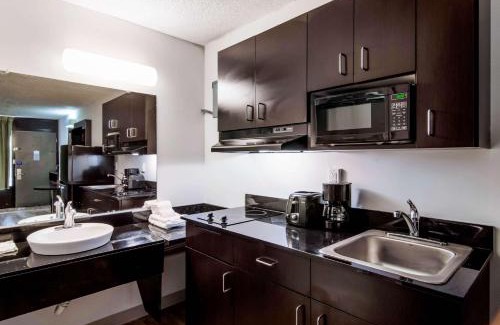 LaGrange Hotel | Pet-Friendly Studio 6 LaGrange with Pool & Family Amenities