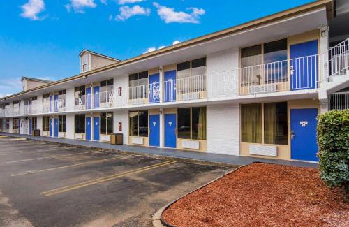LaGrange Hotel | Pet-Friendly Studio 6 LaGrange with Pool & Family Amenities
