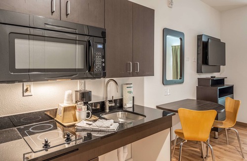 Lake Charles Hotel | Comfortable Studio 6 Lake Charles: Family-Friendly Escape