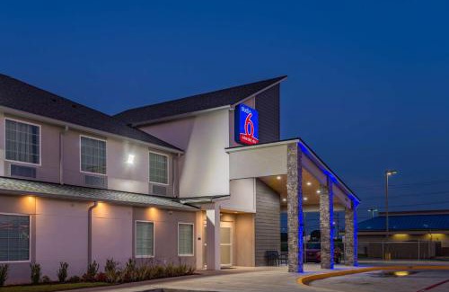 Lake Charles Hotel | Pet-Friendly Studio 6 Lake Charles with Great Amenities