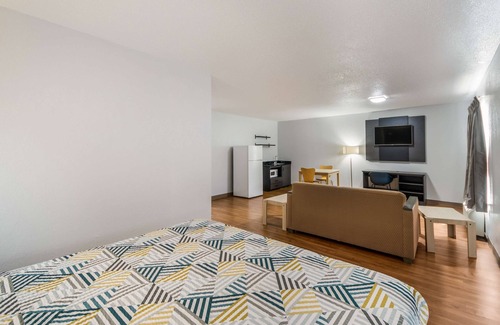 Bonanza Hotel | Convenient Stay at Studio 6 Laredo, TX - North I-35