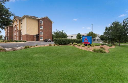 Lenexa Hotel | Pet-Friendly Retreat at Studio 6 Lenexa - Overland Park