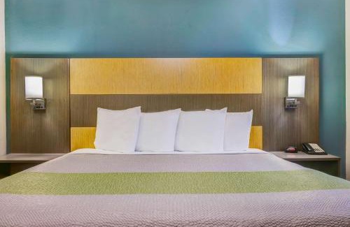 Lenexa Hotel | Pet-Friendly Retreat at Studio 6 Lenexa - Overland Park