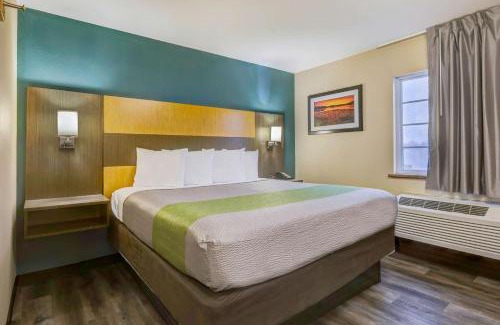 Lenexa Hotel | Pet-Friendly Retreat at Studio 6 Lenexa - Overland Park