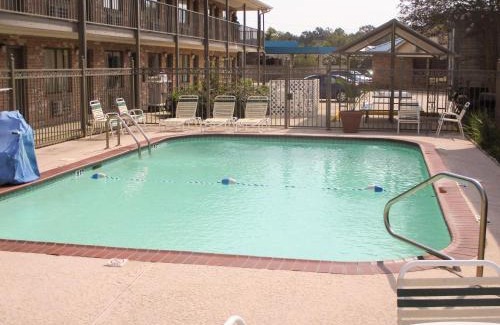 Luling Hotel | Pet-Friendly Studio 6 in Luling, LA with Pool Access