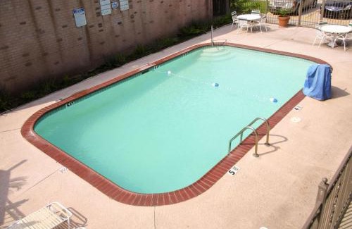Luling Hotel | Pet-Friendly Studio 6 in Luling, LA with Pool Access