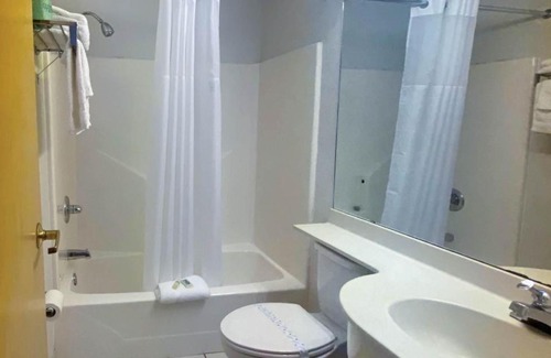 McAlester Hotel | Budget-Friendly Studio 6 McAlester OK with Pool & Pets