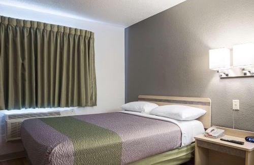 Miamisburg Hotel | Cozy Studio 6 - Miamisburg, OH with Family & Pet Amenities