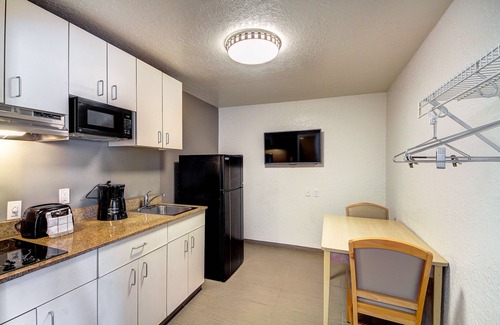Midwest City Hotel | Comfortable Stay at Studio 6 Midwest City, OK with Pool