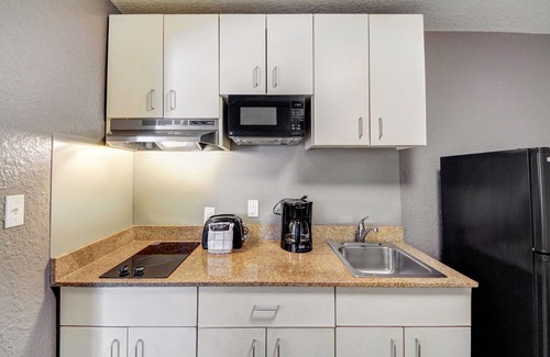 Midwest City Hotel | Comfortable Stay at Studio 6 Midwest City, OK with Pool