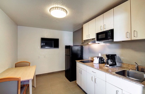 Midwest City Hotel | Comfortable Stay at Studio 6 Midwest City, OK with Pool