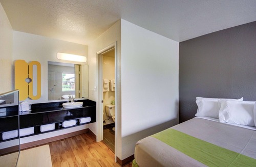 Midwest City Hotel | Comfortable Stay at Studio 6 Midwest City, OK with Pool