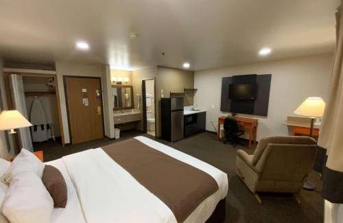 Minot Hotel | Convenient Studio 6 - Pet Friendly with Pool in Minot, ND