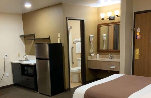 Minot Hotel | Convenient Studio 6 - Pet Friendly with Pool in Minot, ND