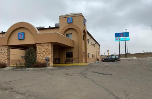 Minot Hotel | Convenient Studio 6 - Pet Friendly with Pool in Minot, ND