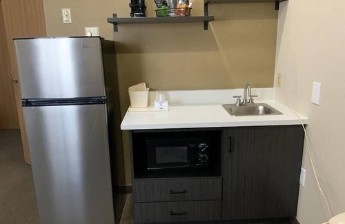Minot Hotel | Inviting Studio 6 Minot, ND with Pool & Spa Amenities