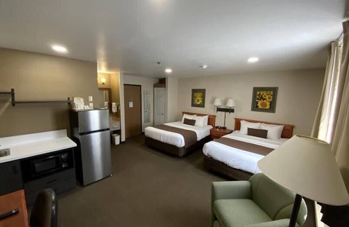 Minot Hotel | Inviting Studio 6 Minot, ND with Pool & Spa Amenities