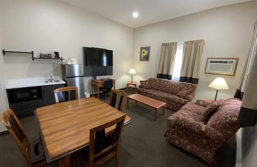 Minot Hotel | Inviting Studio 6 Minot, ND with Pool & Spa Amenities