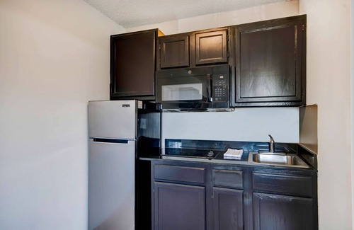 Ocean Springs Hotel | Cozy Studio 6 in Ocean Springs, MS with Kitchen & Breakfast