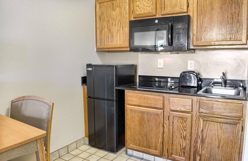 Ocean Springs Hotel | Cozy Studio 6 in Ocean Springs, MS with Kitchen & Breakfast