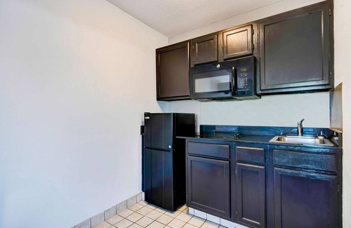 Ocean Springs Hotel | Cozy Studio 6 in Ocean Springs, MS with Kitchen & Breakfast