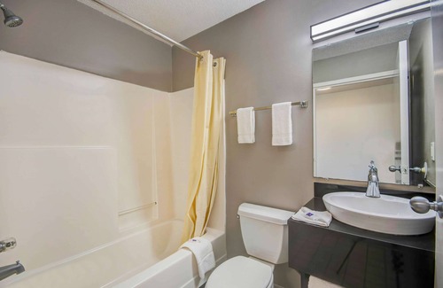 Ocean Springs Hotel | Cozy Studio 6 in Ocean Springs, MS with Kitchen & Breakfast