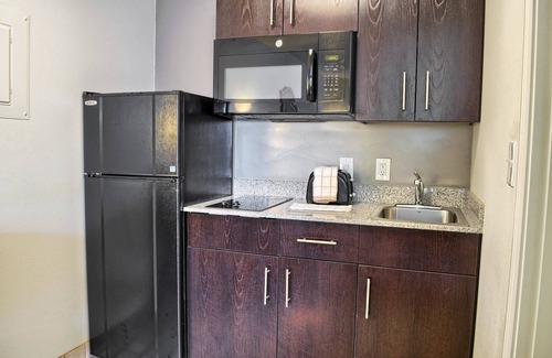 Kreole Hotel | Comfortable Studio 6 Pascagoula with Pool and Breakfast