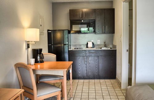 Kreole Hotel | Comfortable Studio 6 Pascagoula with Pool and Breakfast