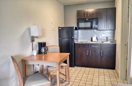 Kreole Hotel | Comfortable Studio 6 Pascagoula with Pool and Breakfast