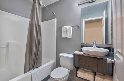 Kreole Hotel | Comfortable Studio 6 Pascagoula with Pool and Breakfast