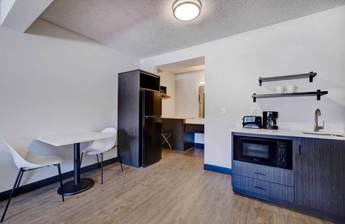 Rock Springs Hotel | Relaxing Retreat at Studio 6 Rock Springs, WY with Spa & Dining