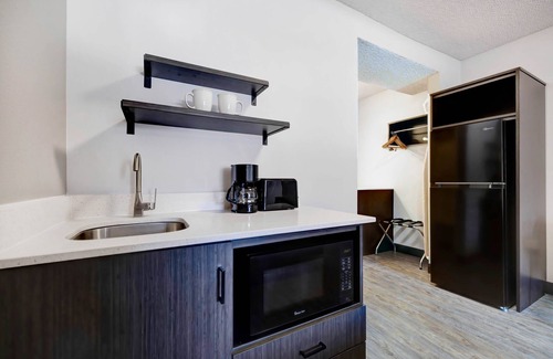 Rock Springs Hotel | Relaxing Retreat at Studio 6 Rock Springs, WY with Spa & Dining