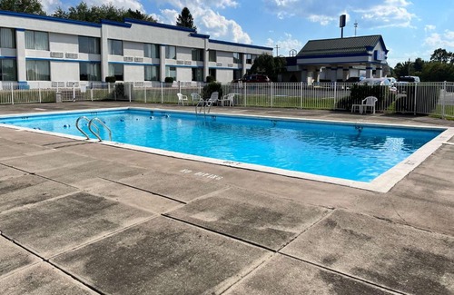 Clarion Hotel | Budget-Friendly Studio 6 Suites in Clarion, PA with Pool