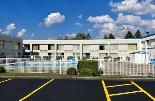 Clarion Hotel | Budget-Friendly Studio 6 Suites in Clarion, PA with Pool