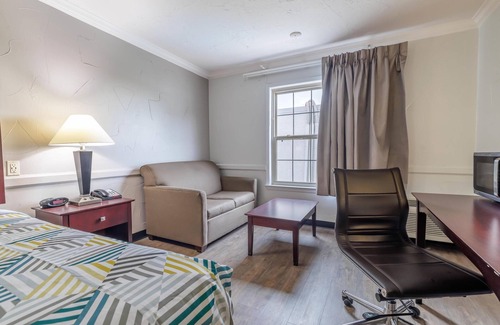 Dallas Design District Hotel | Comfortable Studio 6 Suites in Downtown Dallas, TX