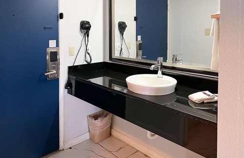 Delano Hotel | Relaxing Studio 6 Suites in Delano, CA with Great Amenities