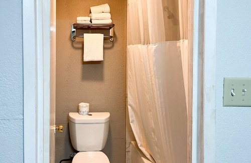 Delano Hotel | Relaxing Studio 6 Suites in Delano, CA with Great Amenities