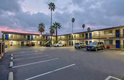 Carousel Hotel | Inviting Studio 6 Suites in San Bernardino & Redlands