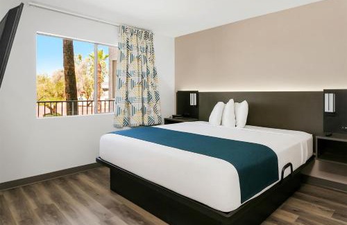 Tempe Hotel | Pet-Friendly Studio 6 Tempe with Pool & Family Amenities