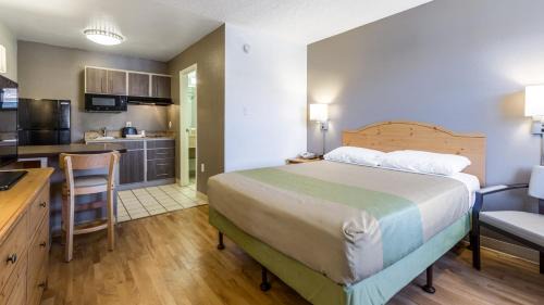 Tempe Hotel | Budget-Friendly Studio 6 in Tempe, AZ with Pool Access