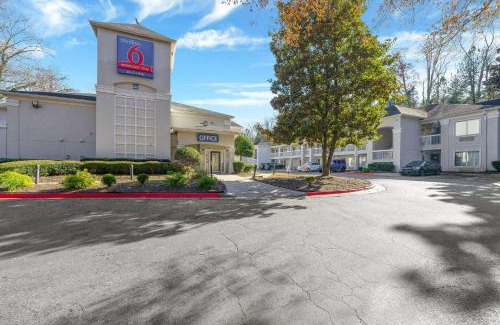 Tucker Hotel | Pet-Friendly Studio 6 in Tucker, GA - Ideal for Families