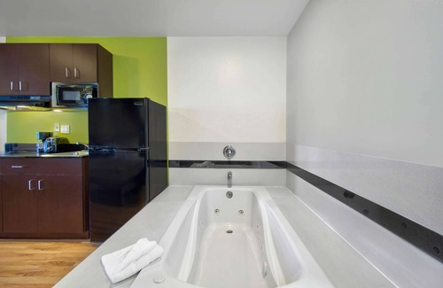 Victorville Hotel | Comfortable Studio 6 Victorville with Kitchen & Spa Access