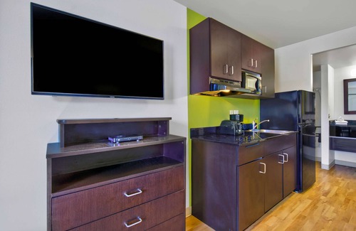 Victorville Hotel | Comfortable Studio 6 Victorville with Kitchen & Spa Access