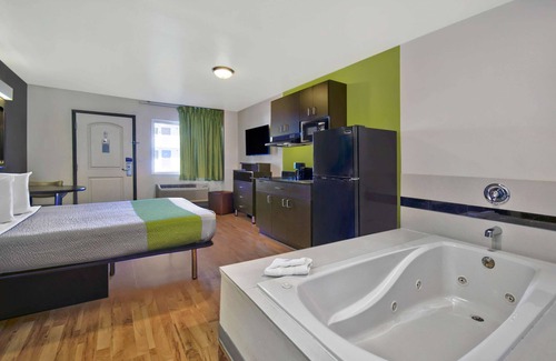 Victorville Hotel | Comfortable Studio 6 Victorville with Kitchen & Spa Access