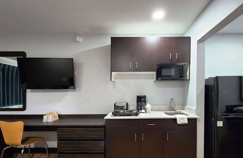 Webster Hotel | Eco-Friendly Studio 6 in Webster near NASA Lake